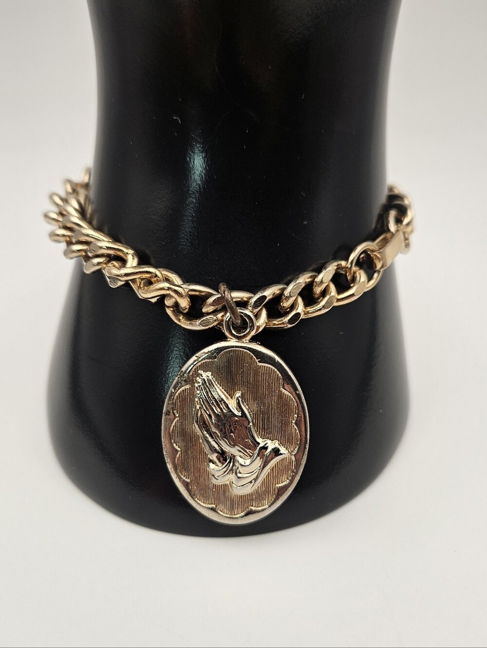Vintage Gold Tone Praying Hands Serenity Prayer Charm Bracelet Curb Chain 6.5"